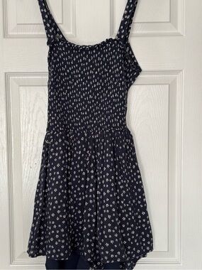 Navy blue floral smocked romper w/white daisies Large, open back